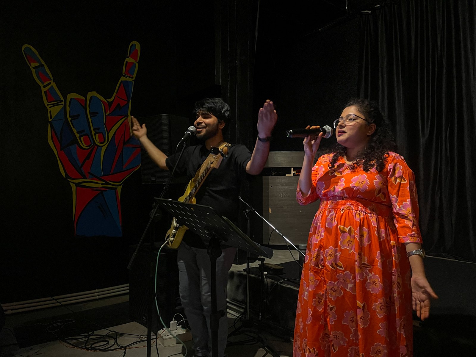 Acoustic duet in an intimate space